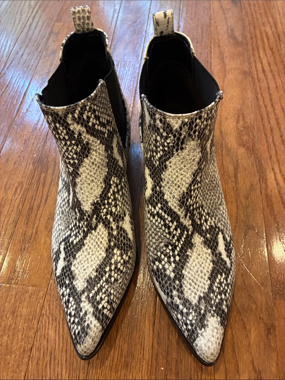 Blondo Women's Size 9 Snakeskin Chelsea Booties in Black and White